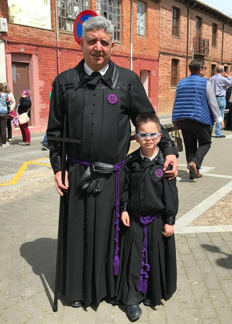 Luca acompañado por su tío, también Tirso y el encargado de haberle incorporado a su cofradía.
