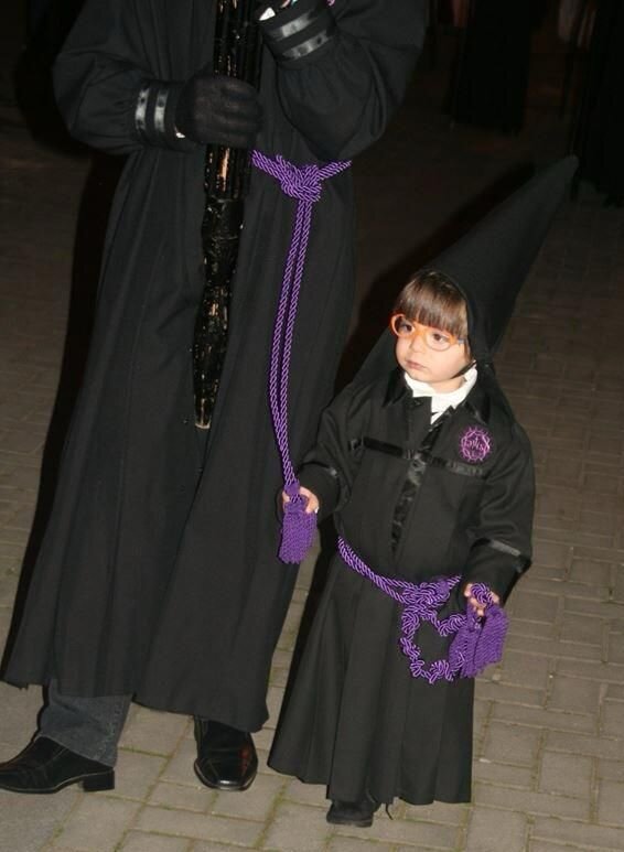 Luca agarrado al cíngulo de su tío durante una de sus primeras procesiones.