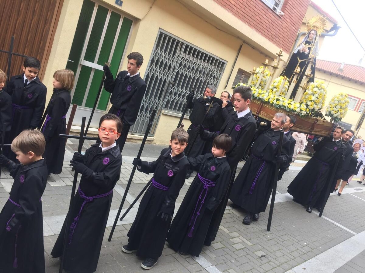 Luca, segundo por la izquierda, precediendo a la Dolorosa en una de las procesiones de su pueblo.