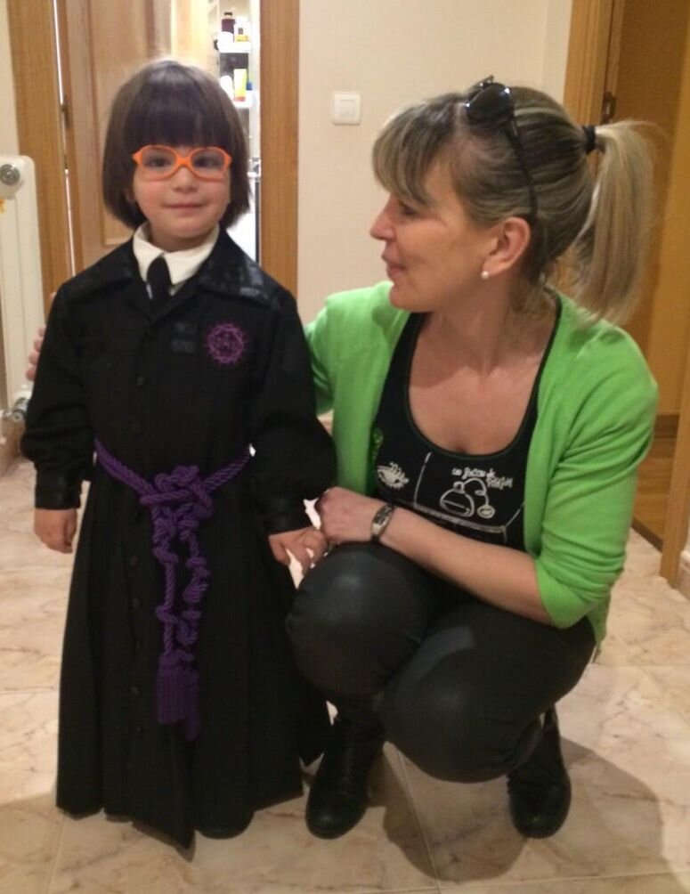 Luca junto a su mamá antes de una de sus primeras procesiones.