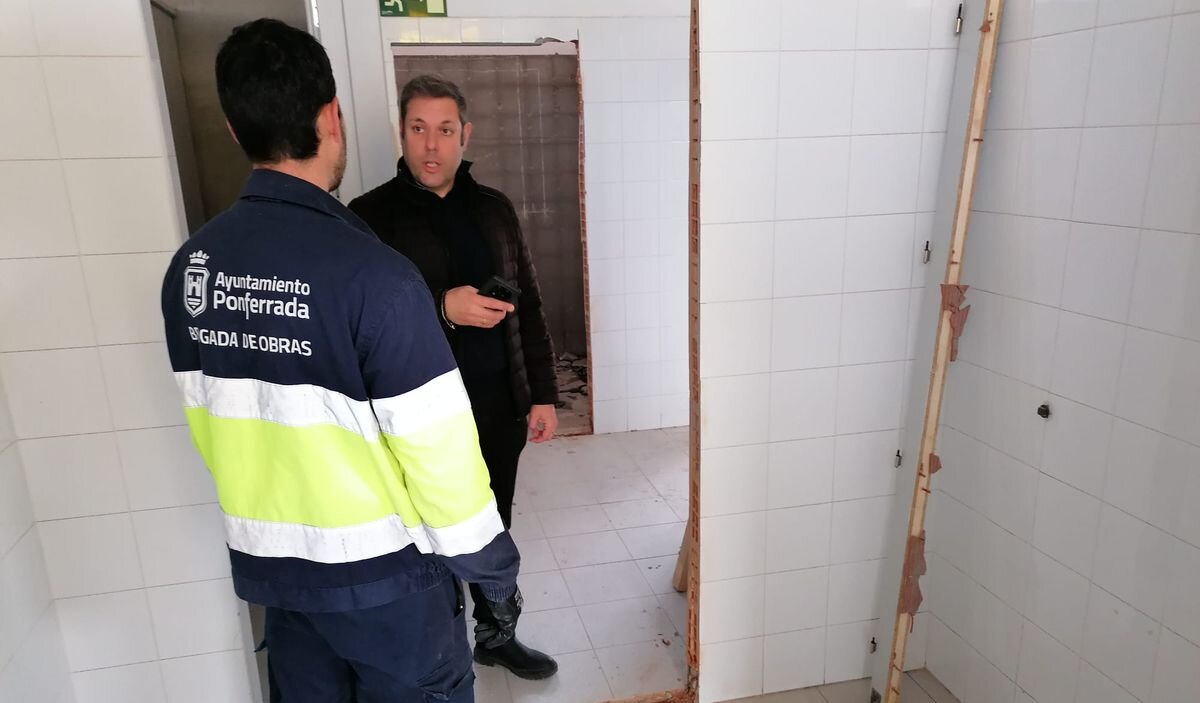La Brigada de Obras de Ponferrada adecúa los baños de las piscinas municipales antes de verano.