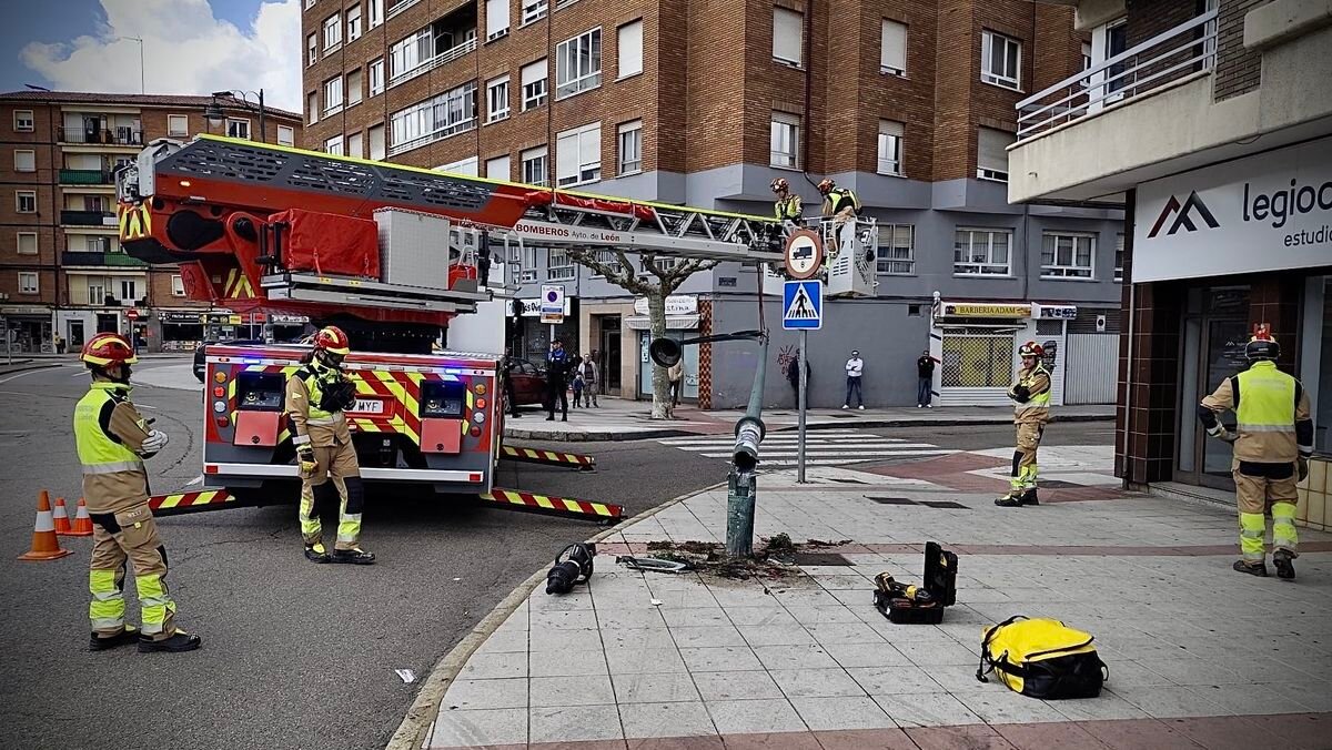 Bomberos de León ​retiran la farola del alumbrado público por el impacto del turismo esta madrugada.
