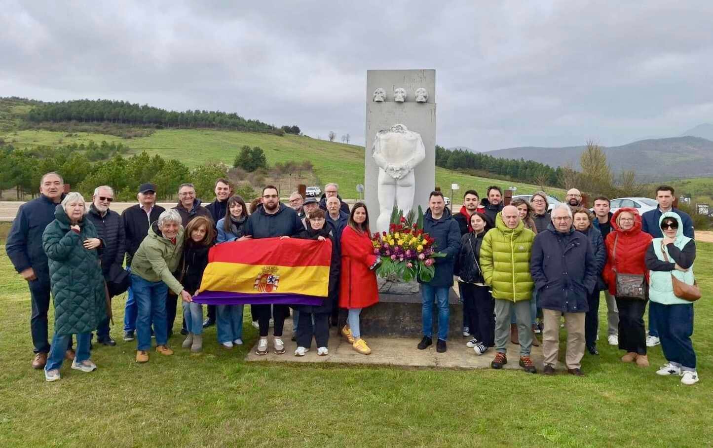 El Partido Socialista de León y Juventudes Socialistas conmemoraron este lunes el 94 aniversario de la proclamación de la II República con un acto en el Hito de la Memoria de Benllera