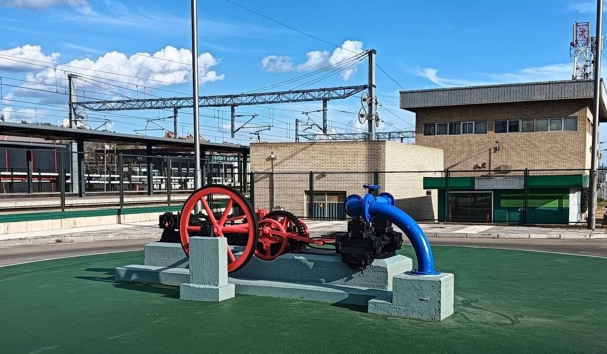 Adif restaura y reubica una bomba de vapor de agua de 1865 en la ampliación de la estación de León".
