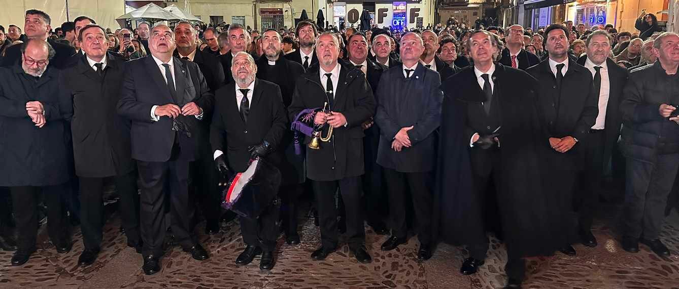 Los "hermanitos" en su tradicional acto ante San Marcelo.