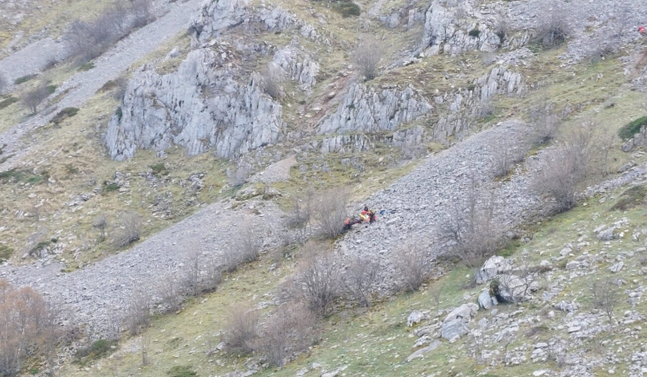 Los equipos de emergencias en la zona en la que se ha producido el rescate.