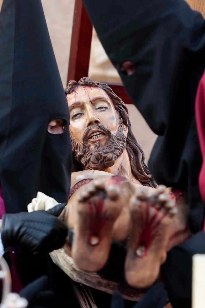 Procesión y Acto del Desenclavo de la Cofradía del Santo Cristo del Desenclavo de León.