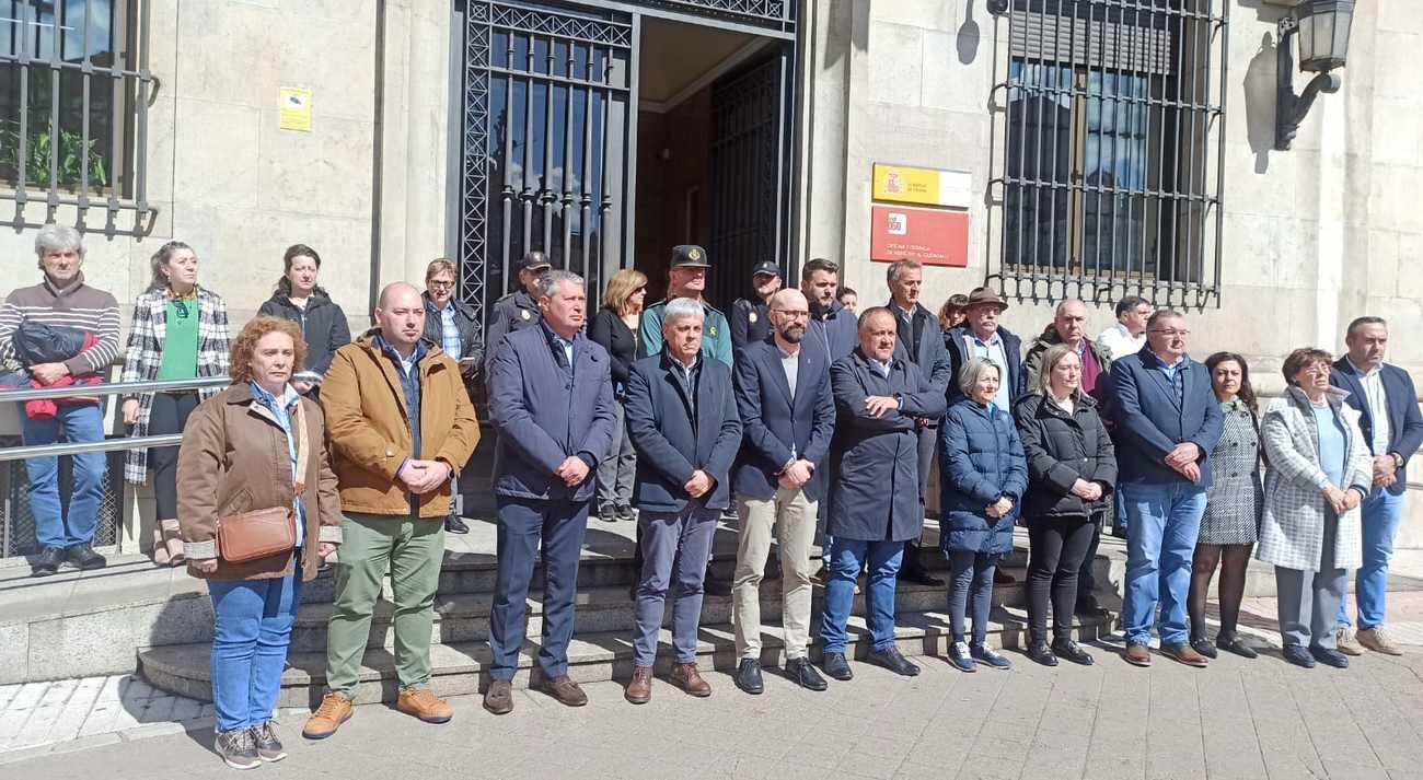 Un instante del minuto de silencio ante la Subdelegación del Gobierno.