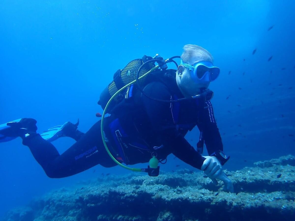 Miguel practicando submarinismo en Benidorm.