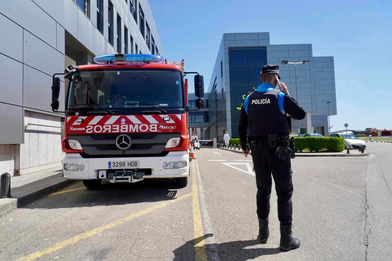 Efectivos de Bomberos y Policía Local en el Hospital de León por si fuera necesaria su intervención. Foto: Campillo