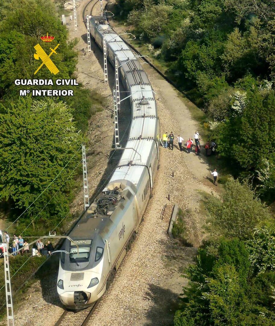 Imagen del tren detenido y los pasajeros siendo evacuados.