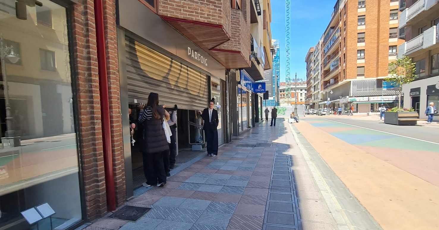 Un comercio cierra su trapa tras sufrir el apagón eléctrico.