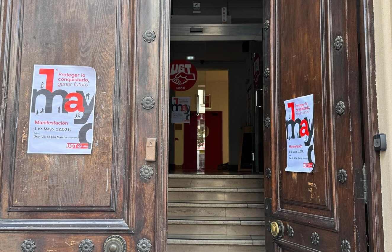 Cartel anunciando el 1 de Mayo a las puertas del sindicato UGT de León.