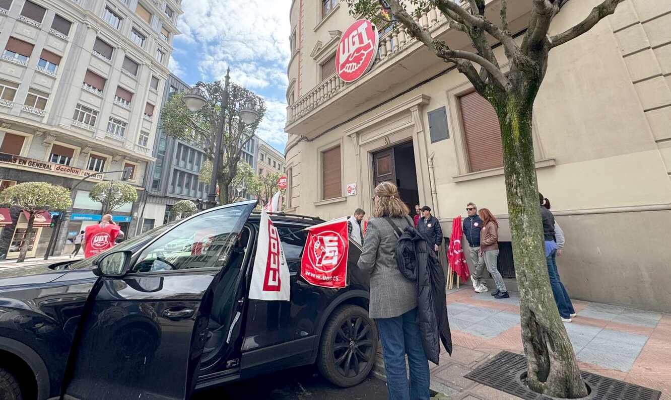 Un coche de UGT con las banderas del sindicato para abrir la marcha.