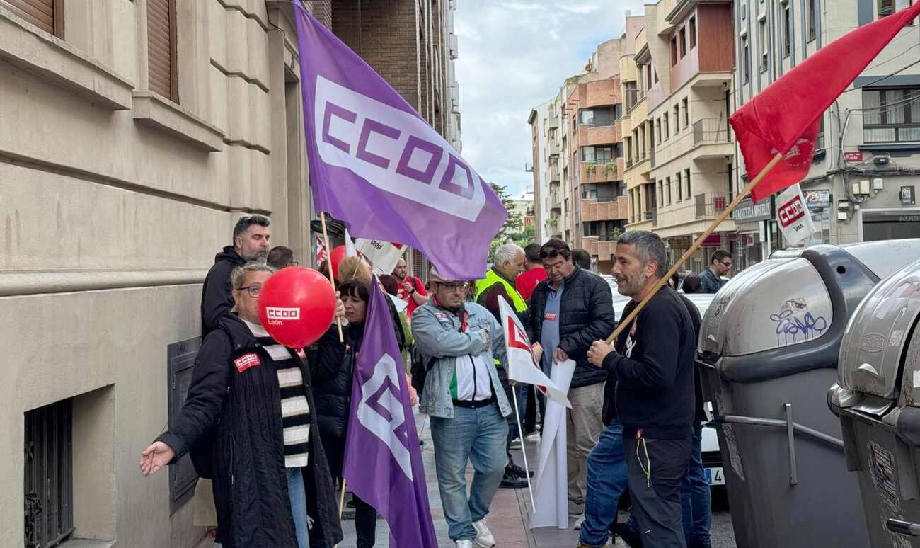 Sindicalistas de CCOO en la antesala de la manifestación.
