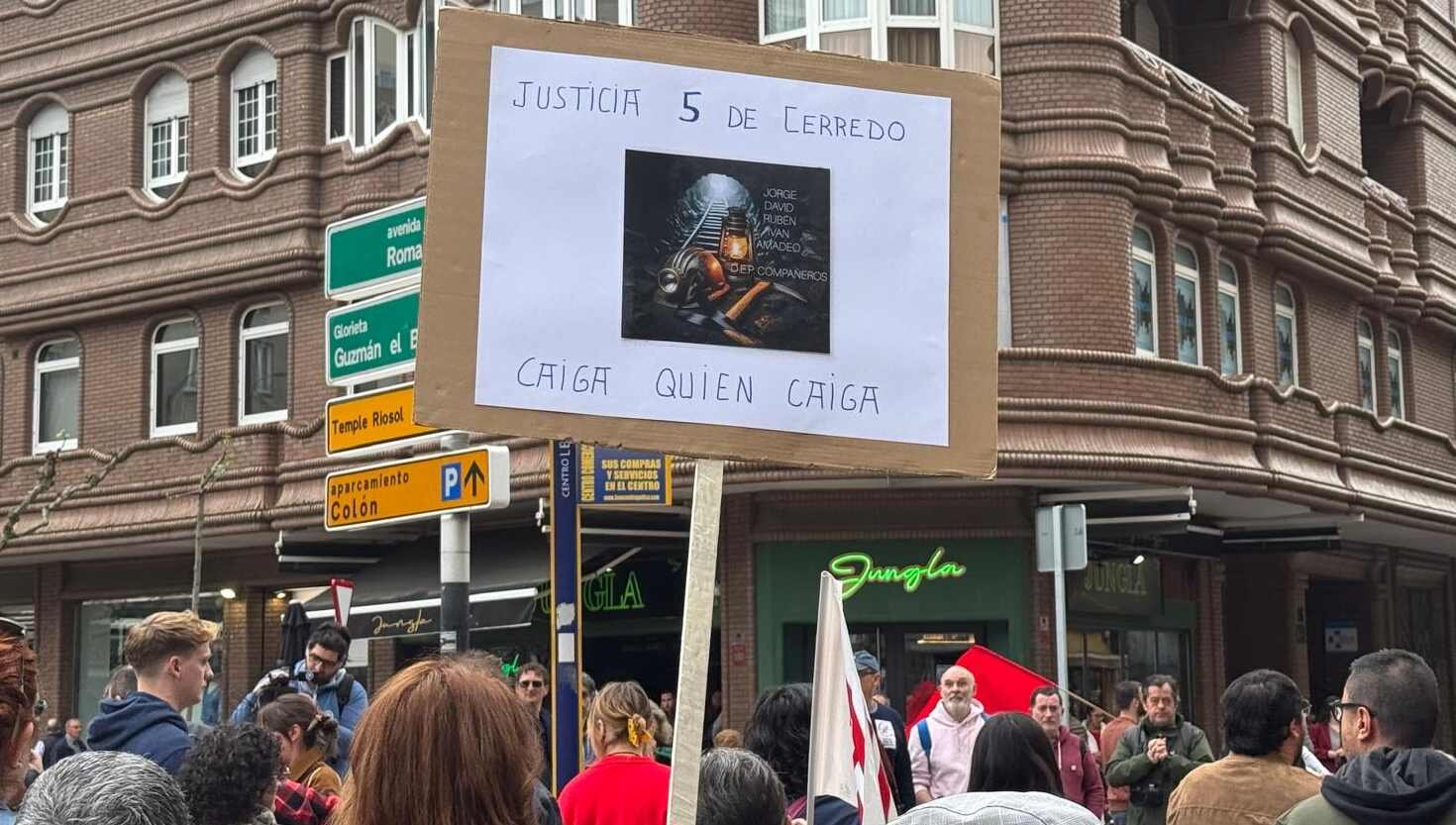Una pancarta, aludiendo a los mineros de Cerredo.