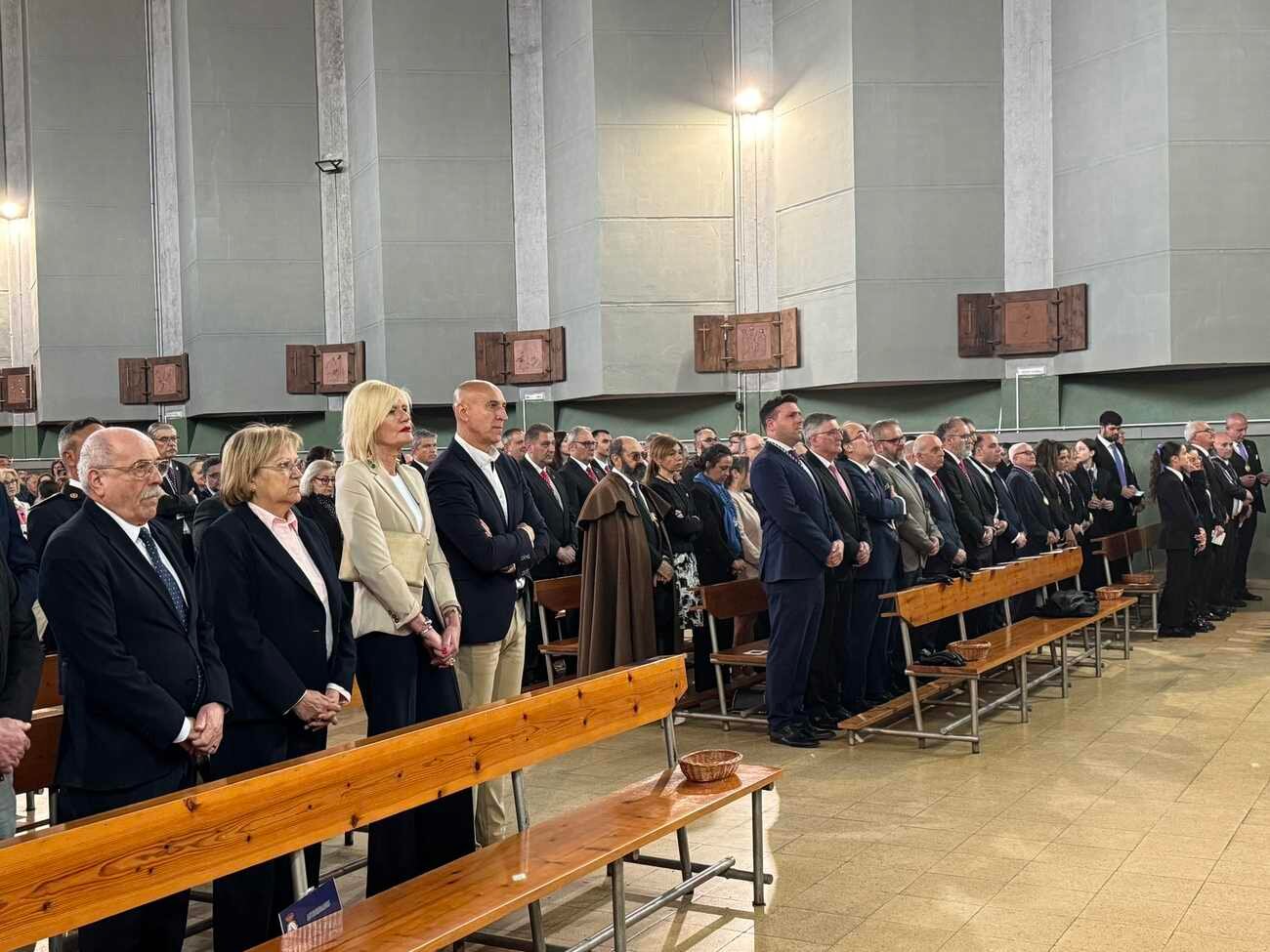 Autoridades en la tradicional misa de conmemoración.