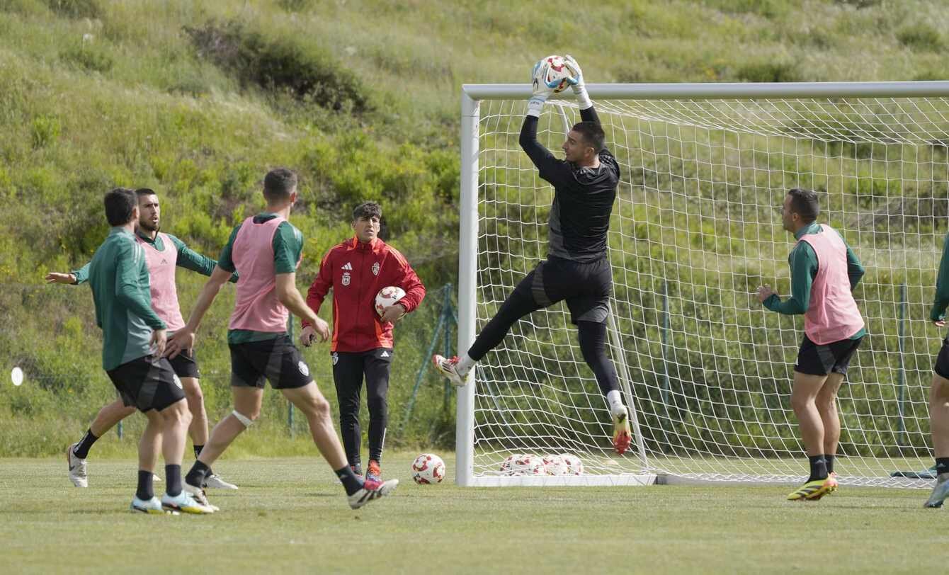La plantilla de la Ponferradina, durante el entrenamiento de este viernes.