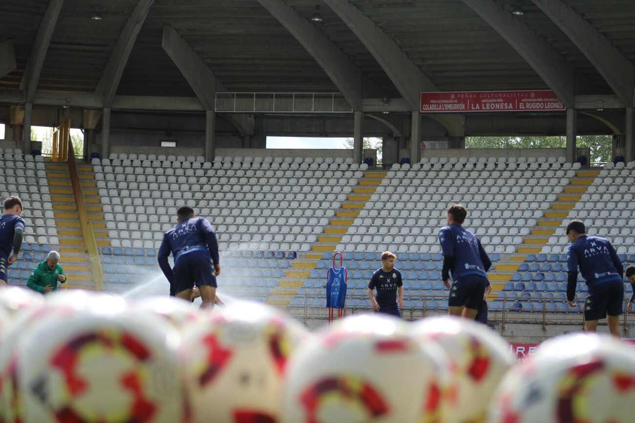 La plantilla de la Cultural, durante un entrenamiento en el Reino de León. Foto: CyD Leonesa
