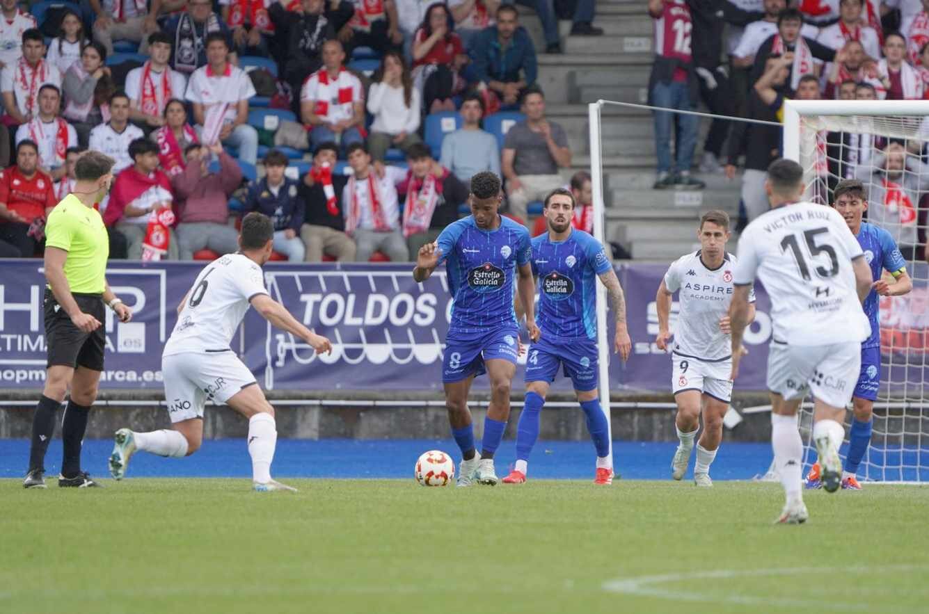 Un jugador del Ourense saca el balón ante el acoso de la Cultural.