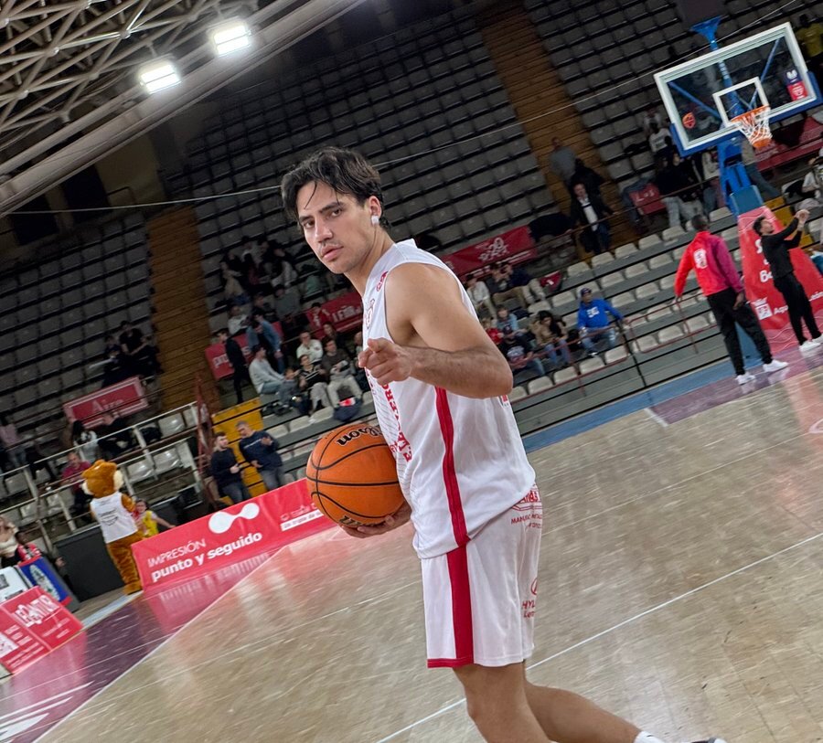 Pau Isern durante el descanso