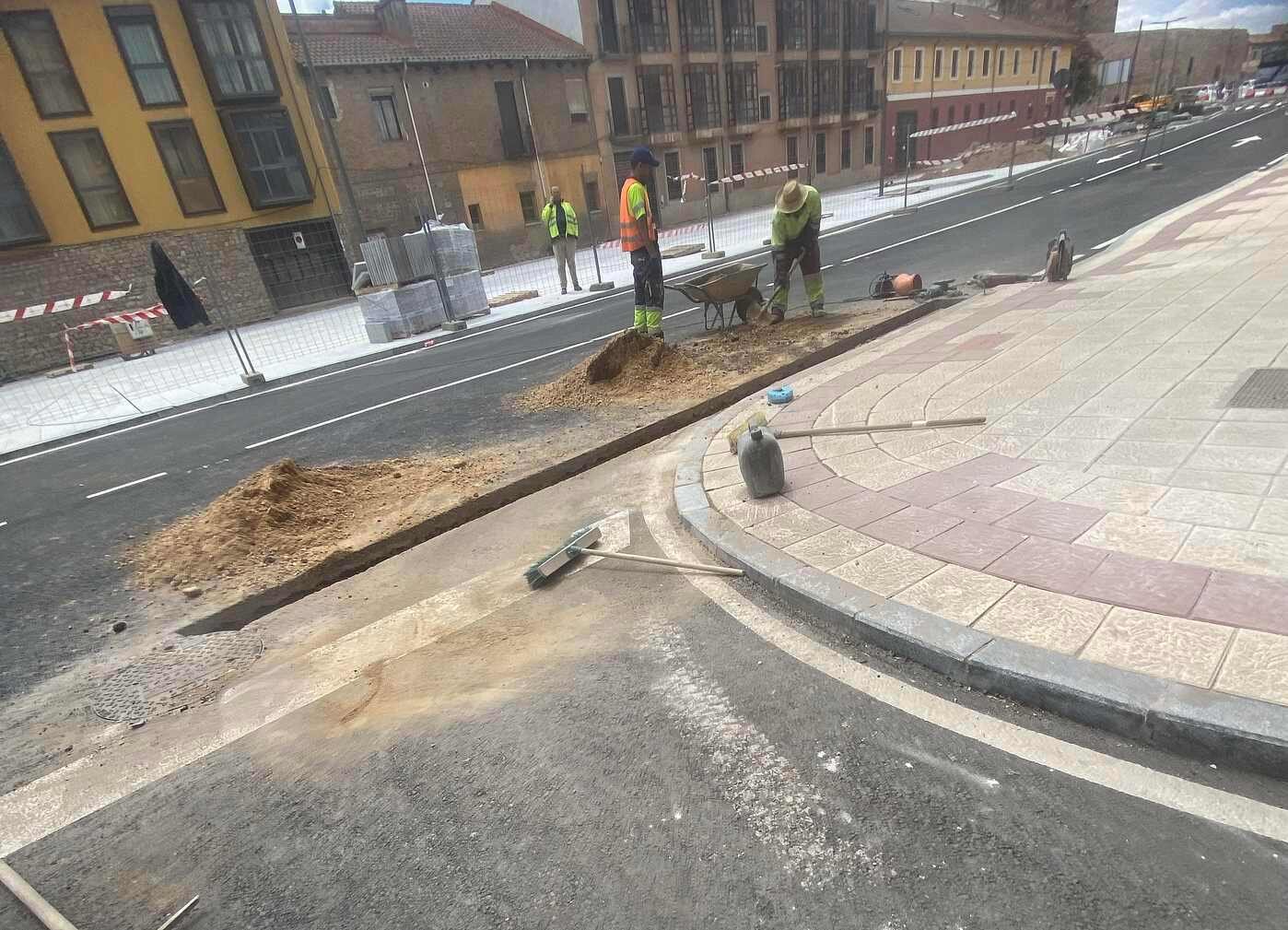 Obras de reparación este mismo martes en la zona en la que se apreciaba la acumulación de agua.