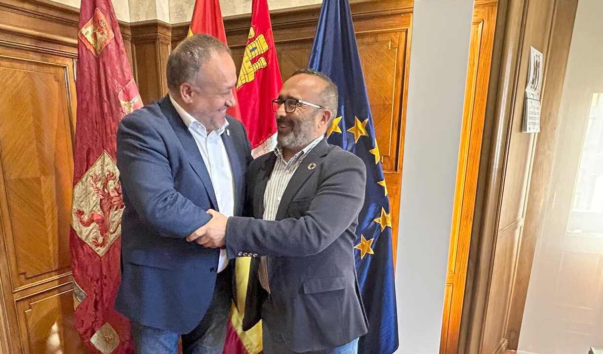 El presidente de la Diputación de León saluda al presidente de la Diputación de Cáceres durante el encuentro de este martes.