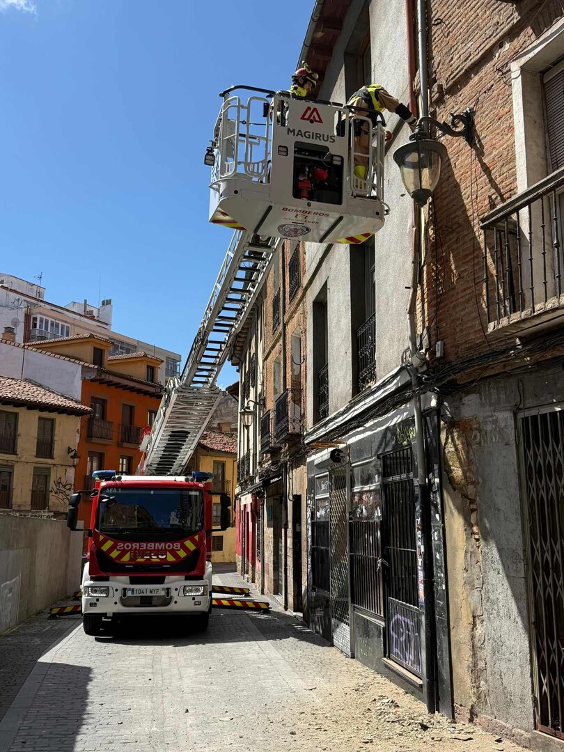 Efectivos de Bomberos León en el lugar de la intervención. Foto: Bomberos León