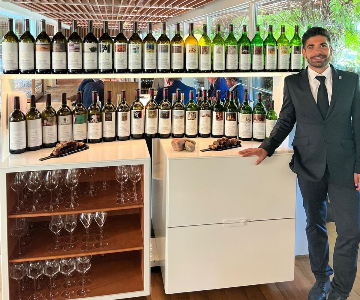 Pablo junto a todas las añadas magnum de Vega Sicilia en el celler de can Roca.