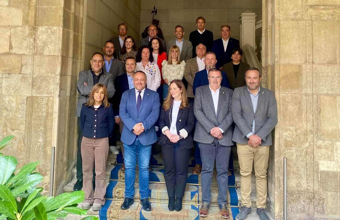 Foto de familia tras la toma de posesión en la Diputación de León.