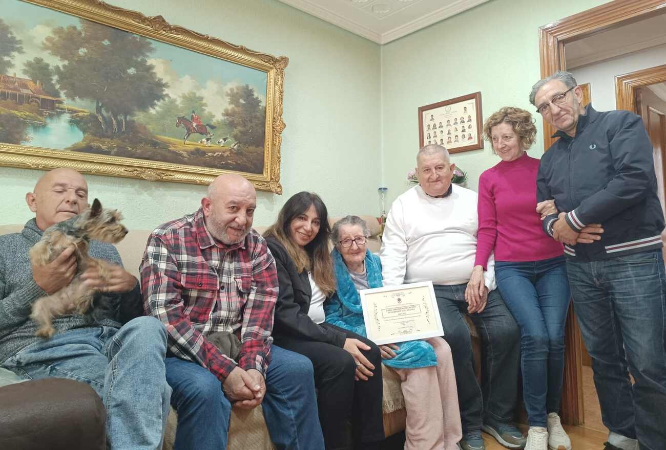 Lorenzana, acompañada por familiares y representantes del Ayuntamiento.