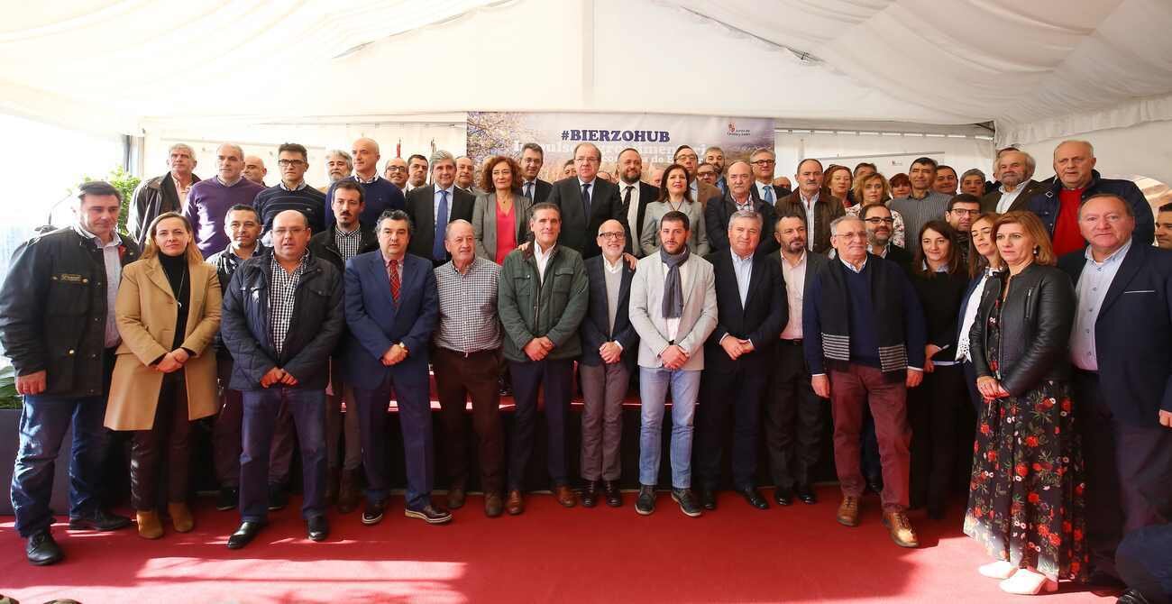 Foto de familia de los firmantes del programa de impulso agroalimentario integral 'Bierzo HUB', que se celebra en el Palacio de Canedo en Canedo (León)