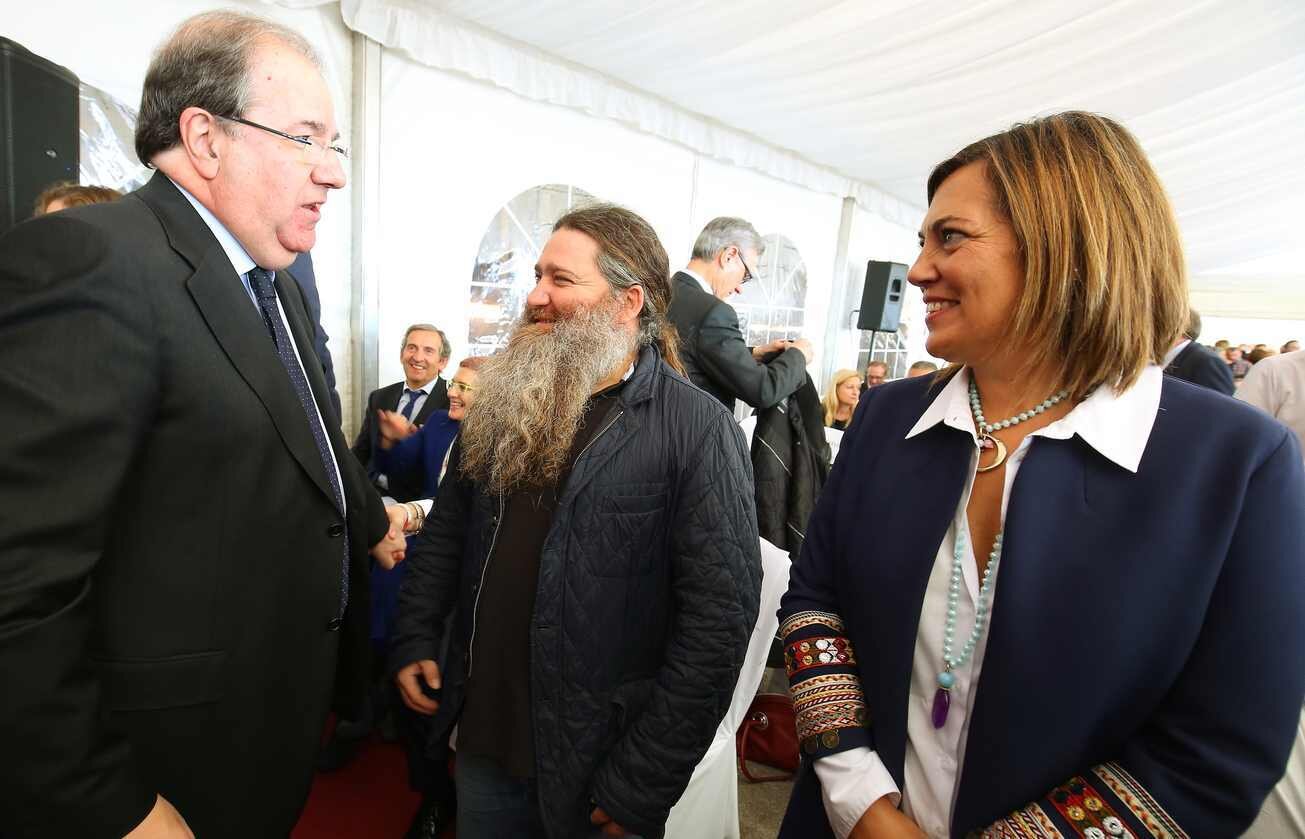 El presidente de la Junta de Castilla y León, Juan Vicente Herrera (I), junto a la consejera de Agricultura de la Junta, Milagros Marcos, y el enólogo berciano, Raúl Pérez (D), durante la presentación del programa de impulso agroalimentario integral 'Bierzo HUB', que se celebra en el Palacio de Canedo en Canedo (León)