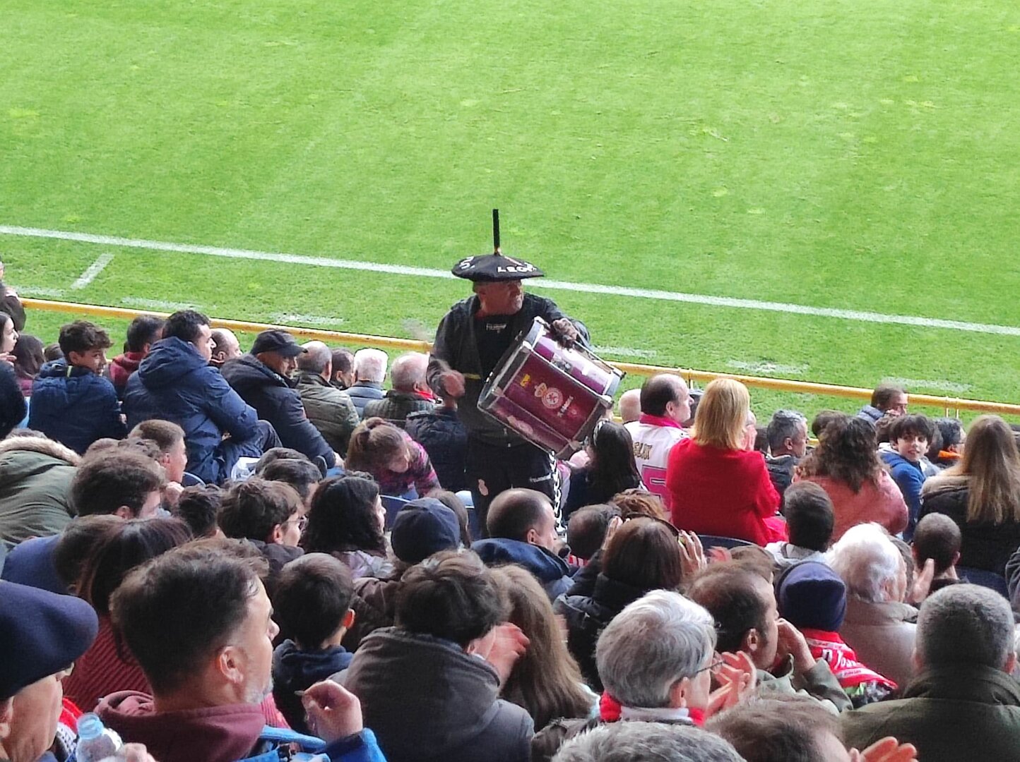 Magin, animando al equipo desde la grada.