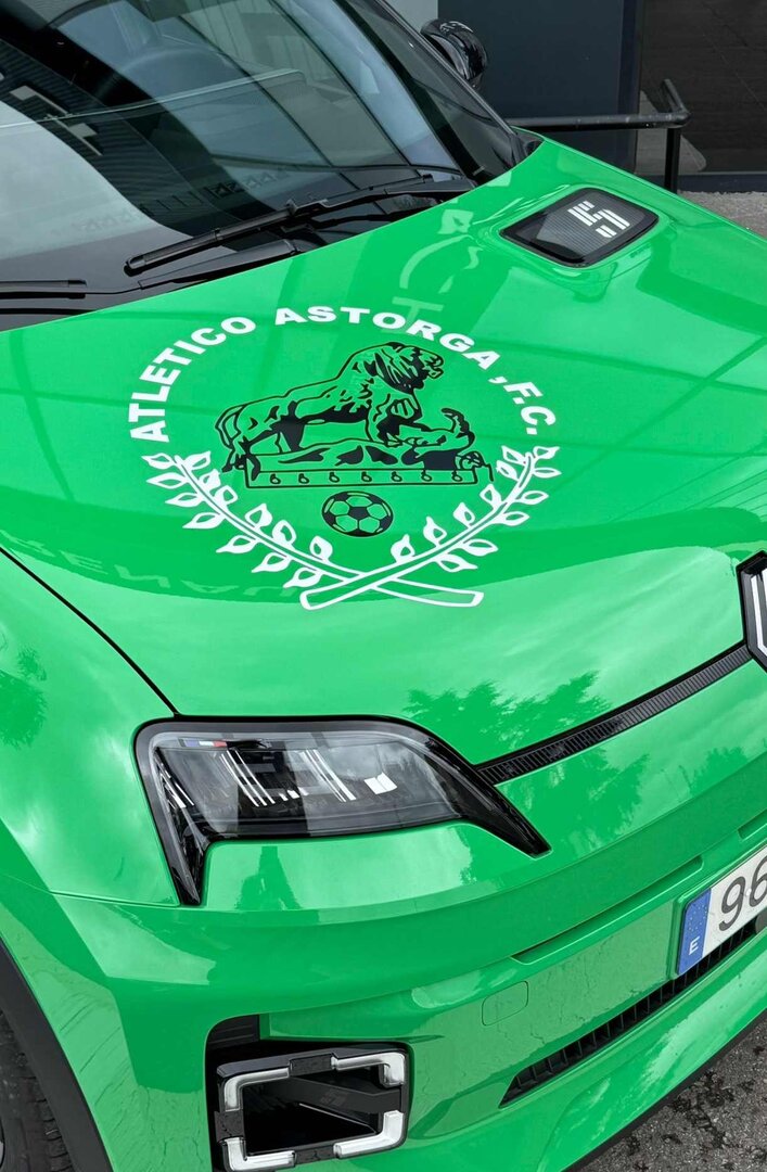 Un Renault 5, uno de los modelos más innovadores de la firma automovilística, lleva el escudo del Atlético Astorga por bandera para conmemorar el ascenso.