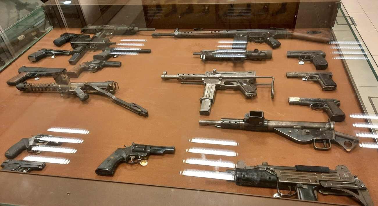 Imagen de la vitrina en la que se exponen las armas del crimen de Isabel Carrasco junto a otras de diferentes acciones criminales.