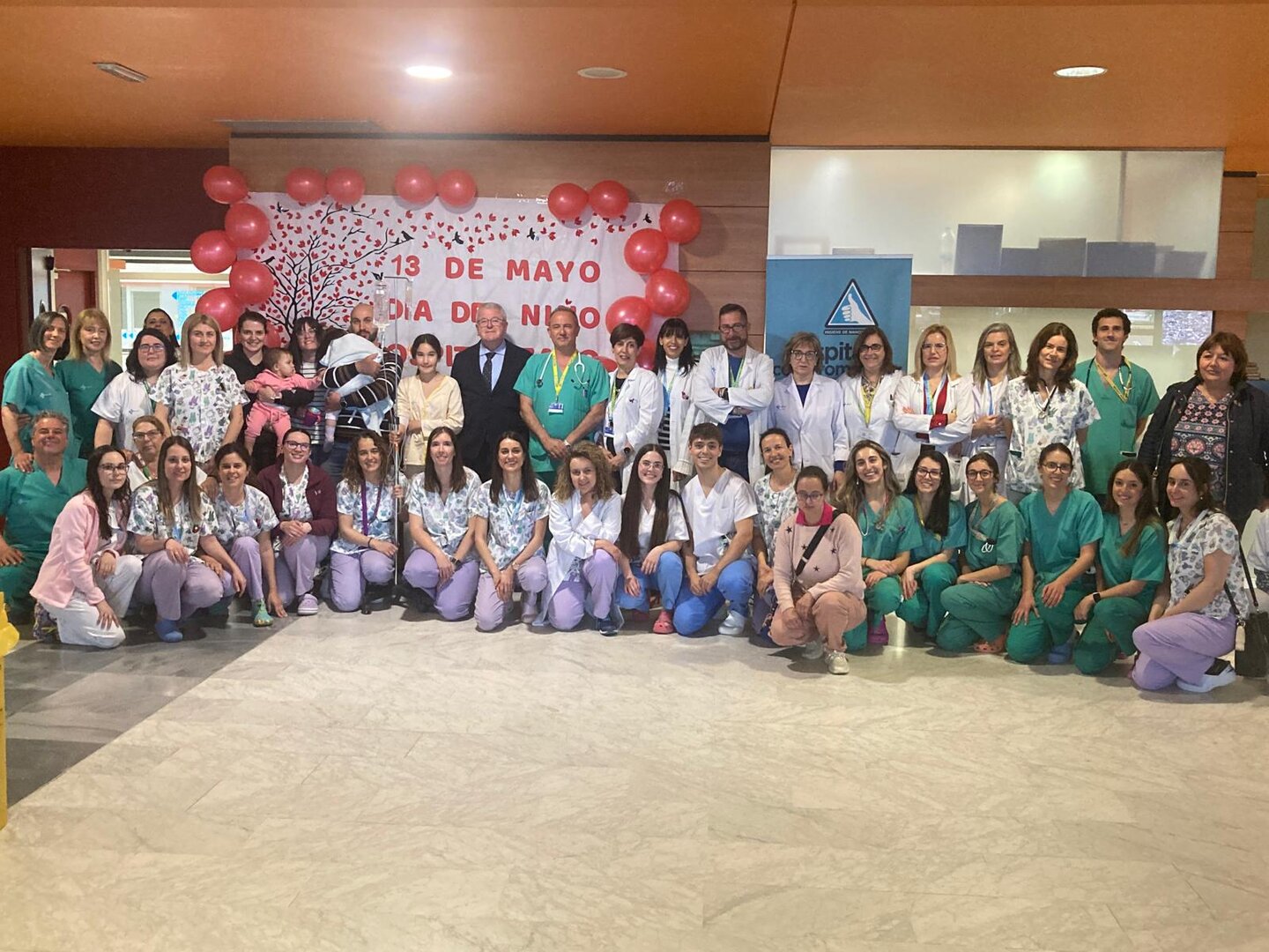 Padres y personal sanitario durante los actos del Día del Niño en el Hospital de León.