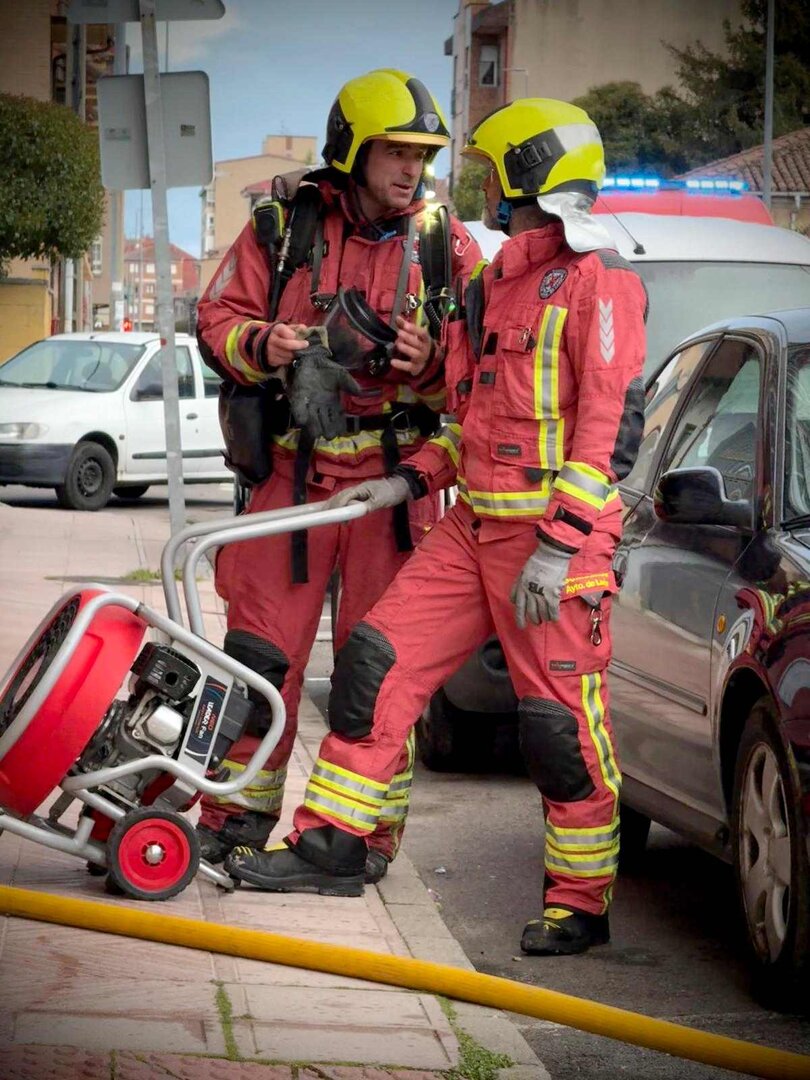 Efectivos de Bomberos de León en el lugar del incendio. Foto: Bomberos León