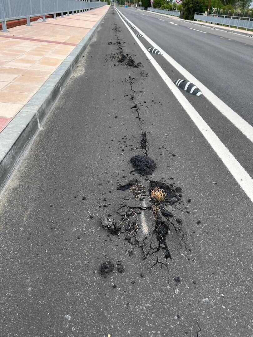 Imagen del carril bici cuatro meses después de la entrega de la obra. Fueron 3,7 millones que la Junta aportó con cargo a fondos europeos.