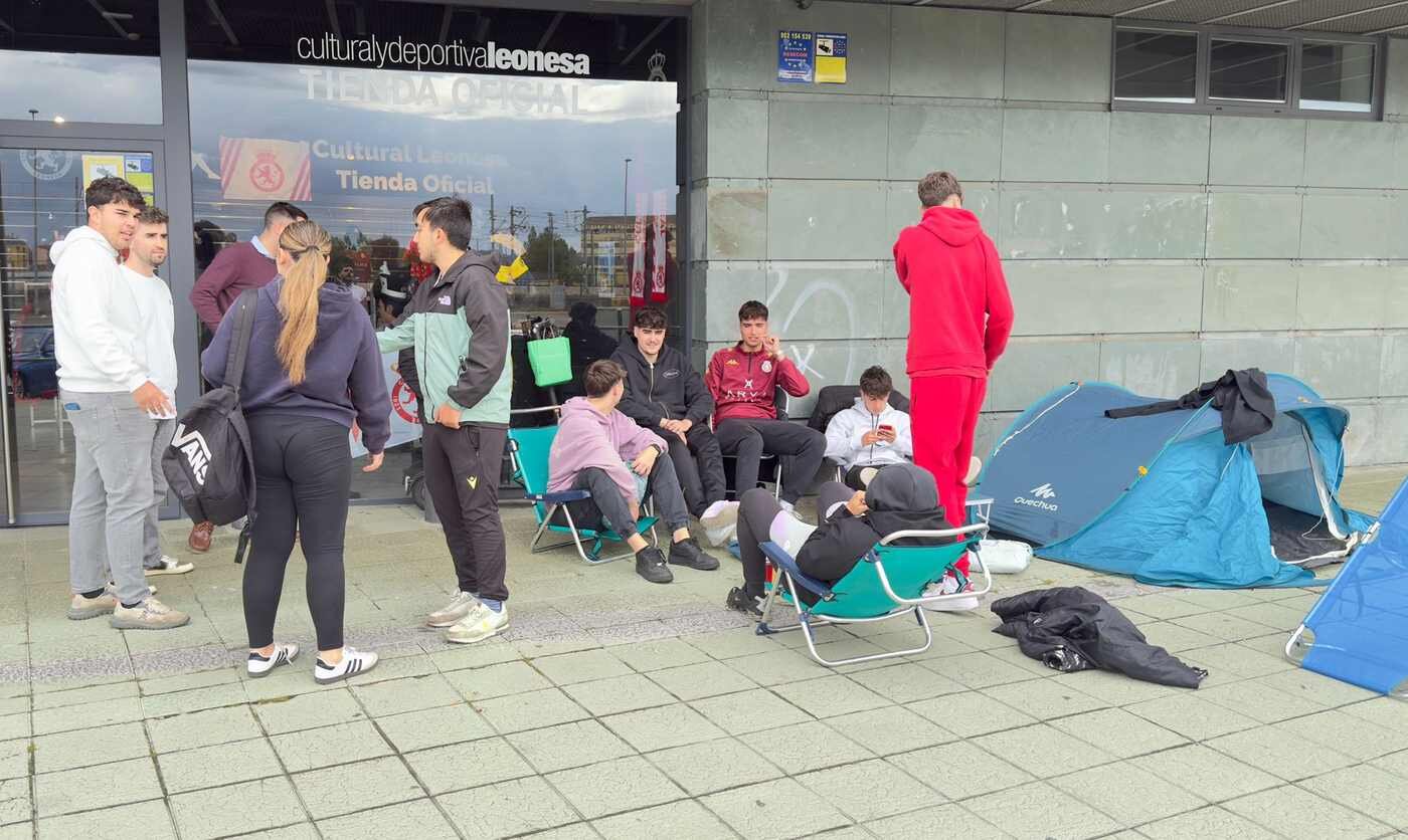 Aficionados de la Cultural se preparan a dormir al raso para conseguir una entrada. Foto: Carlos García