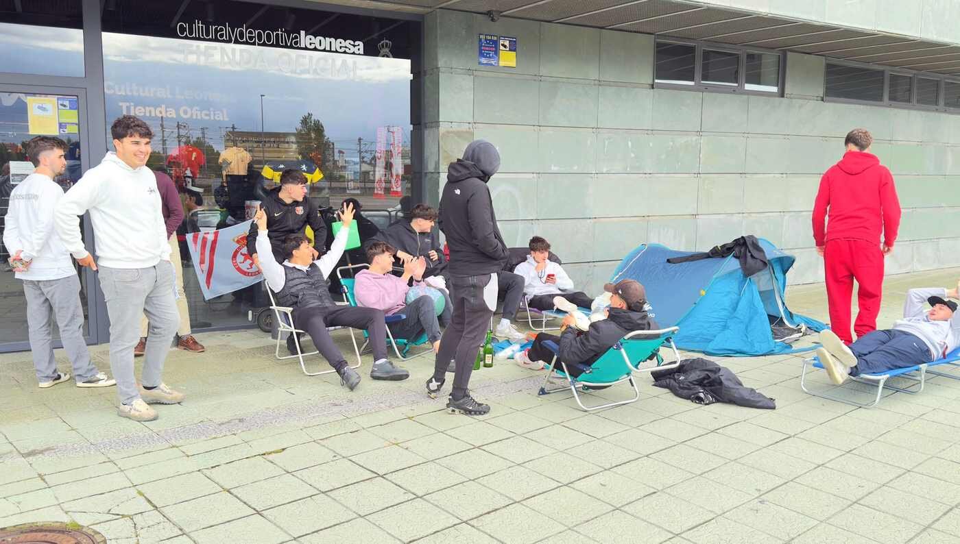 Aficionados de la Cultural a las puertas del estadio este jueves; la noche será larga, pero aseguran que merecerá la pena. Foto: Carlos García