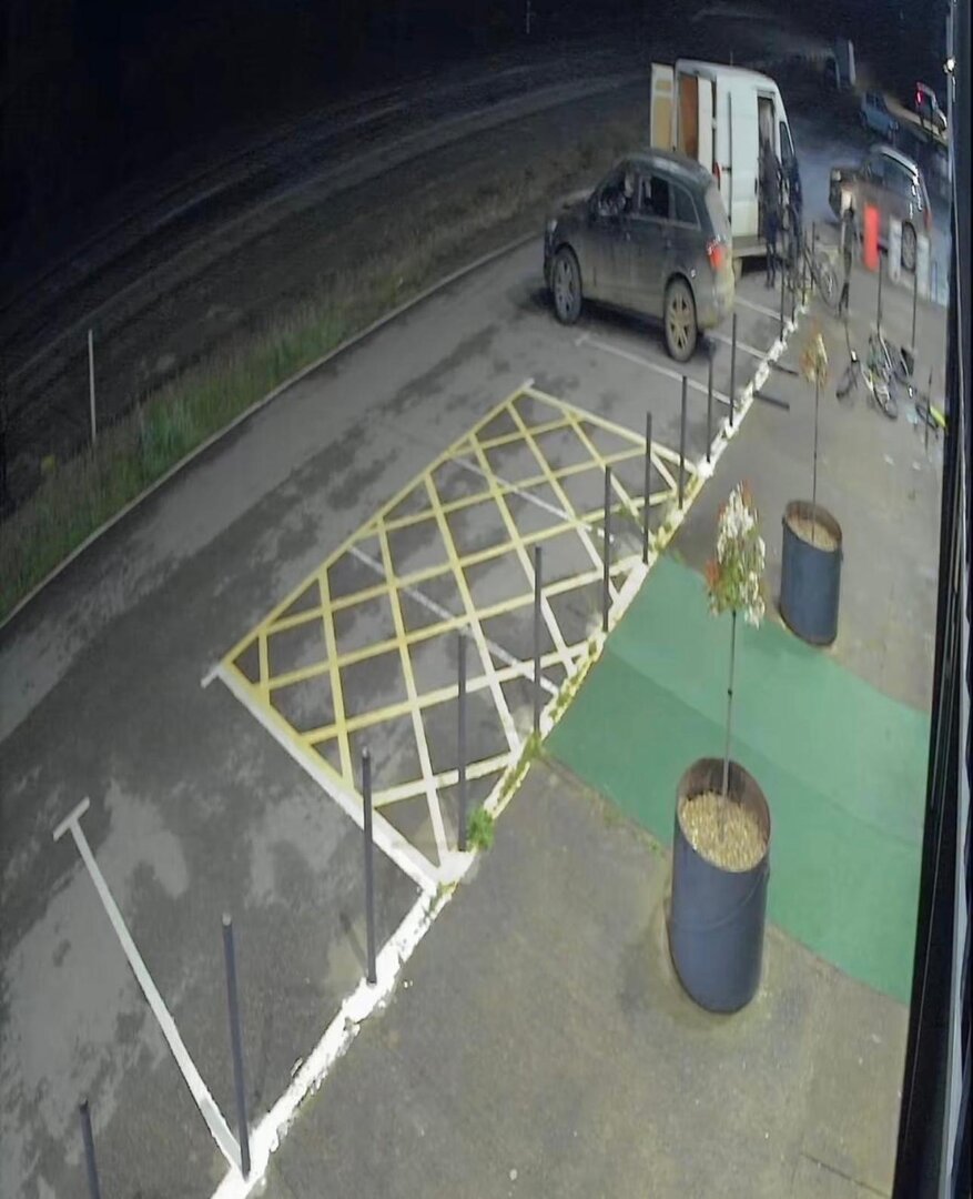 Imagen de la cámara de seguridad en la que se aprecia uno de los Audi Q7 y cómo se llevan las bicis en la furgoneta.