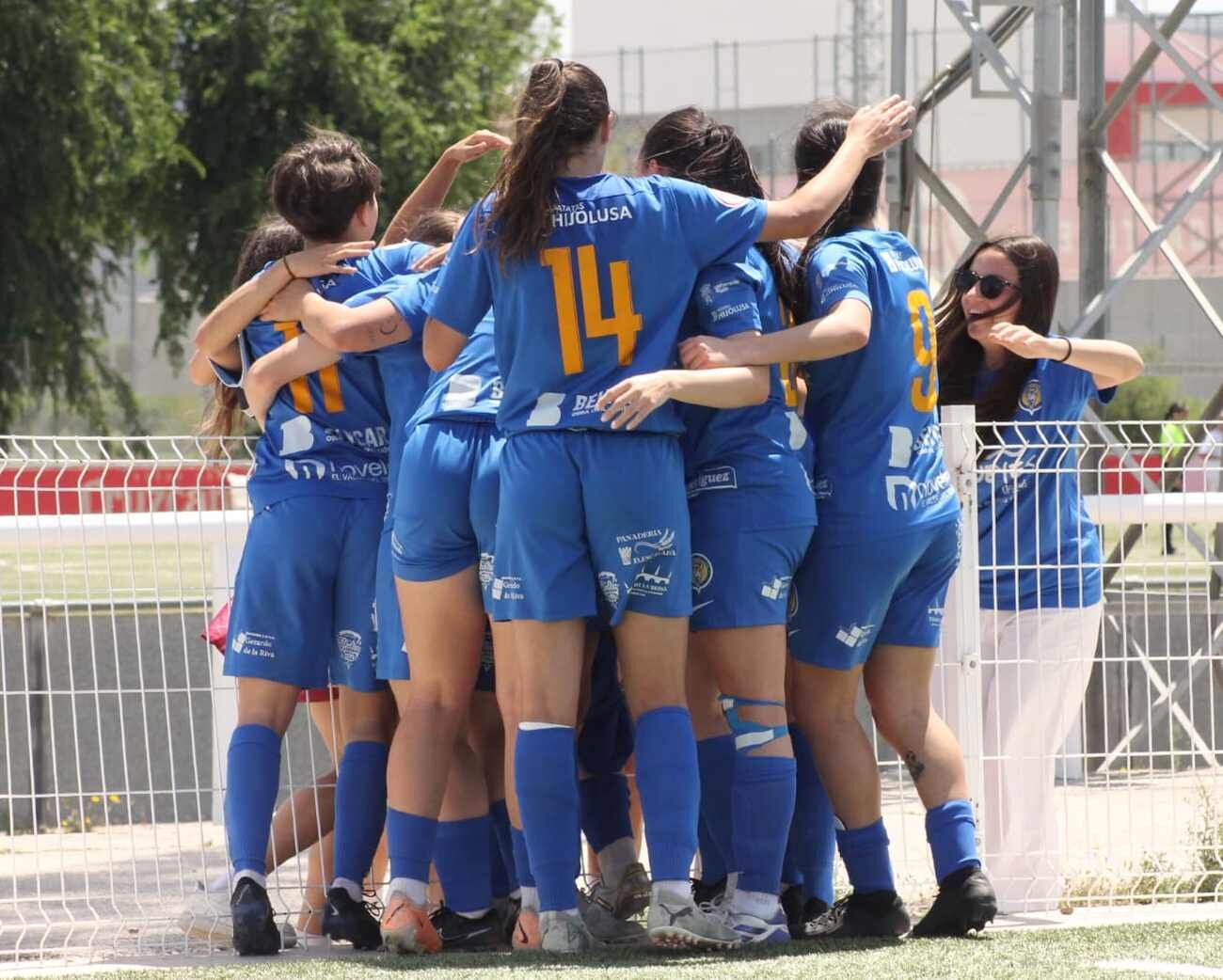 Las jugadoras del Olímpico celebran su gol en Sevilla.