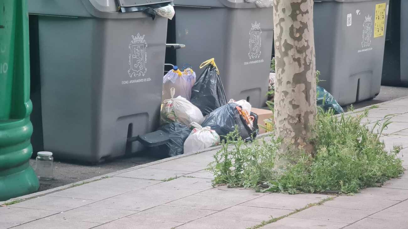 Contenedores con acumulación de residuos este lunes en el barrio de Eras de Renueva.