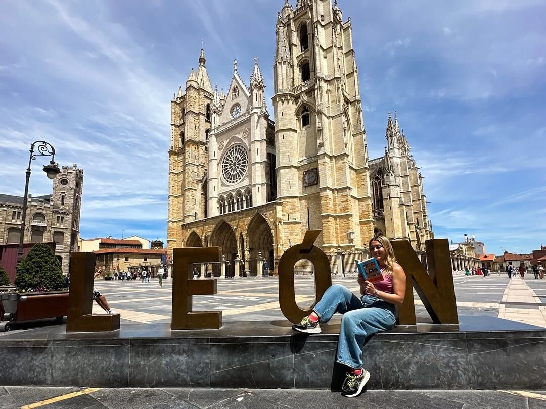 La periodista y cómica leonesa, Marina Lobo, presenta su primer libro 'La mejor empleada del mundo'. / JOSE VELASCO