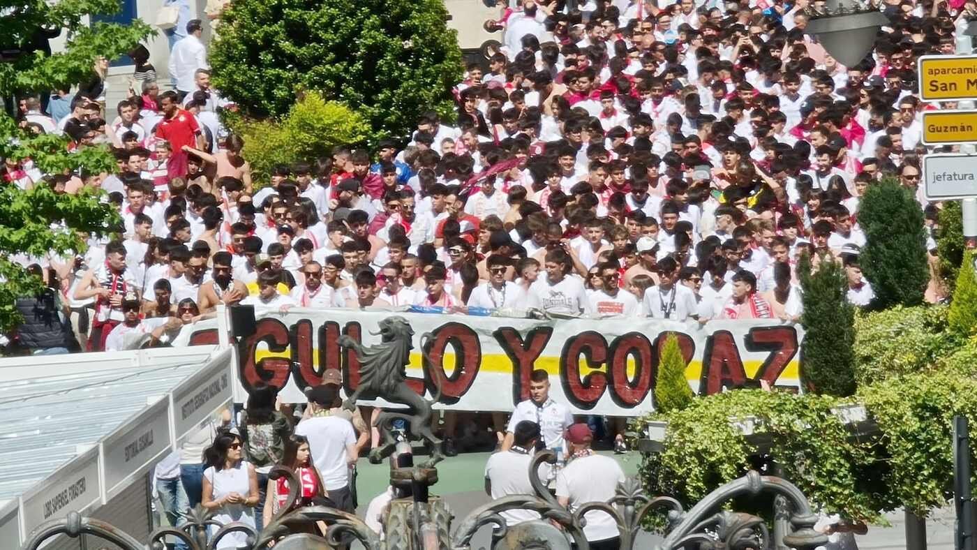 Miles de aficionados, recorriendo el centro de León camino del estadio.