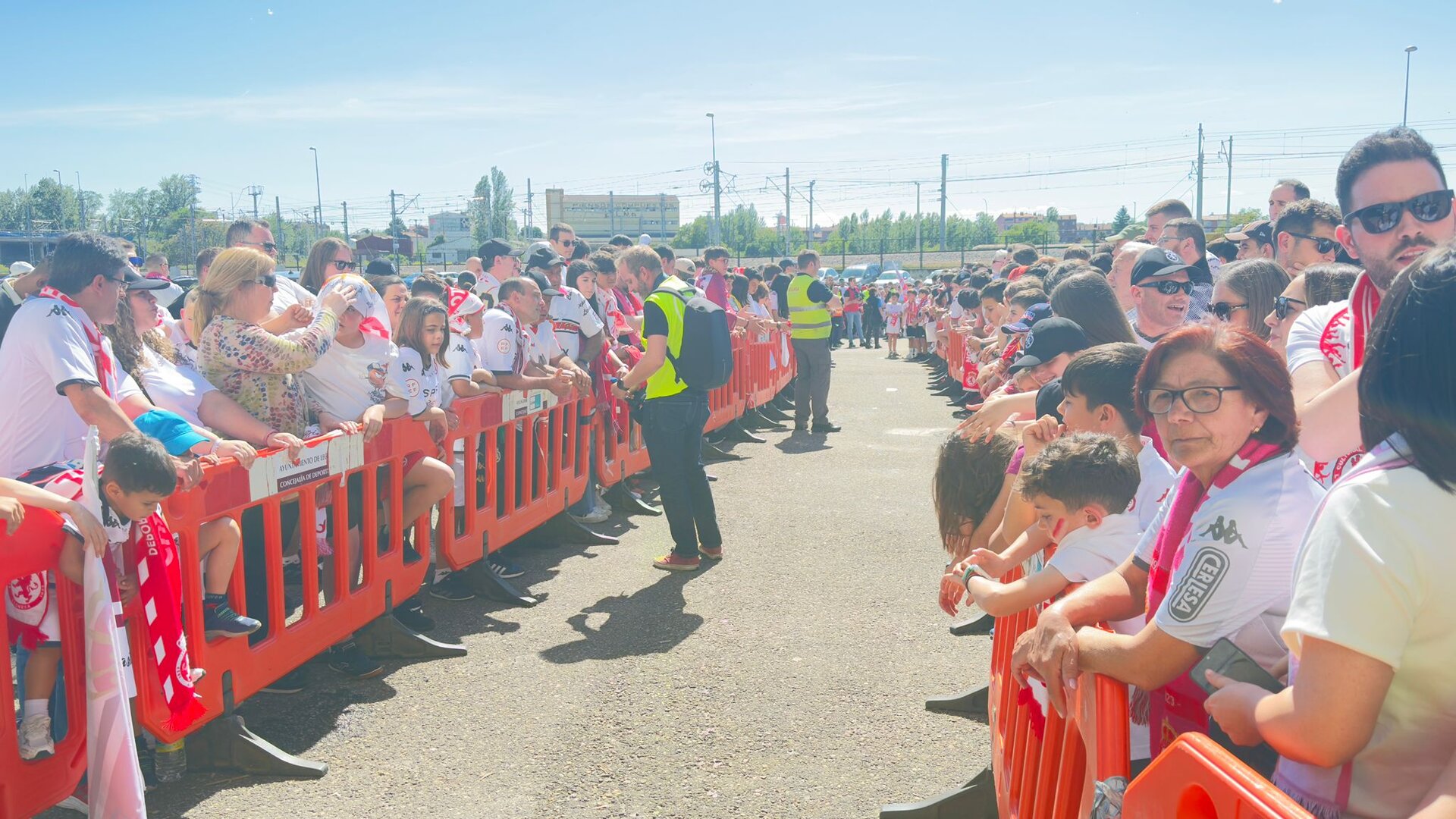 Cientos de aficionados esperan la llegada del equipo. Foto: Carlos García