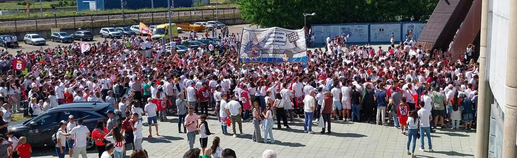 Ambientazo en el Reino para la llegada del equipo. Foto: Isaac Llamazares
