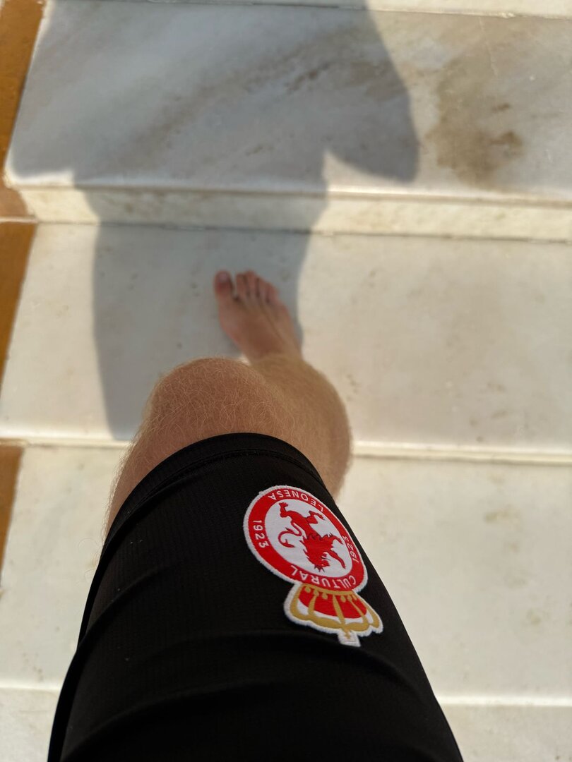 Descalzo y con el escudo de la Cultural para implorar por el ascenso desde  Jaipur (India) .