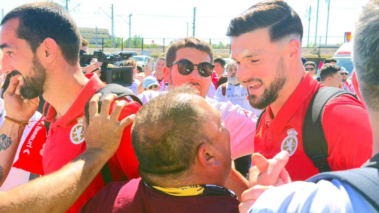 Pasillo al equipo y todo el ánimo a los jugadores.
